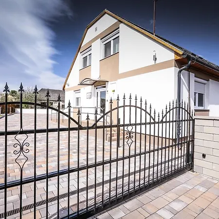 Granatalma Vendeghaz Guest house